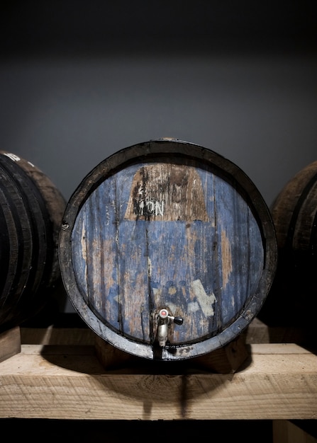Cantina di vino in vista anteriore con vecchie botti di vino