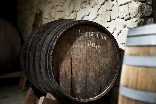 Cantina vista laterale con vecchie botti di vino