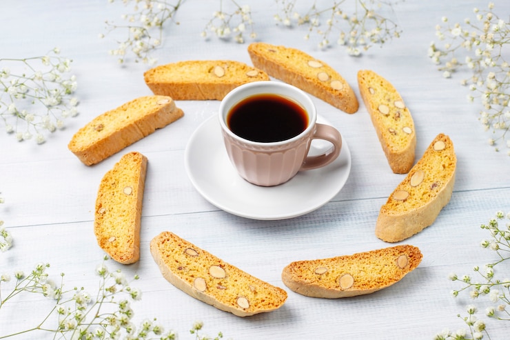 Foto gratuito cantuccini tradizionali toscani dei biscotti italiani con le mandorle, una tazza di caffè su luce