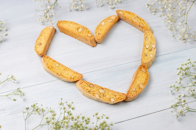 Cantuccini tradizionali toscani dei biscotti italiani con le mandorle, una tazza di caffè su luce