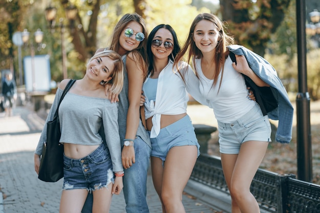 capelli bruna vestiti alla moda positivi