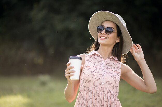 Capelli felici femminili moderno stile di vita casual