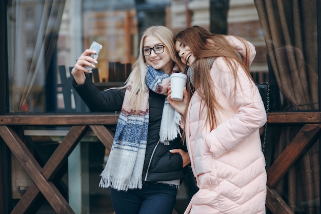 capelli giovani adulti di telefono della città