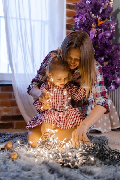 Capodanno in famiglia Mamma e figlie si stanno preparando per il nuovo anno vestire l'albero di Natale