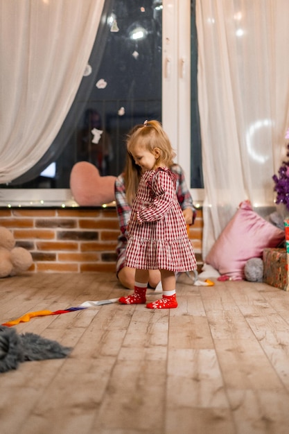 Capodanno in famiglia Mamma e figlie si stanno preparando per il nuovo anno vestire l'albero di Natale