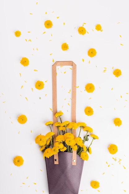 Capolini vicino alla borsa con bouquet