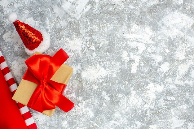 Cappello da Babbo Natale regalo di Natale vista dall'alto sul tavolo bianco grigio con posto libero