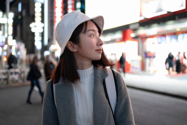 Cappello da portare della ragazza asiatica del colpo medio