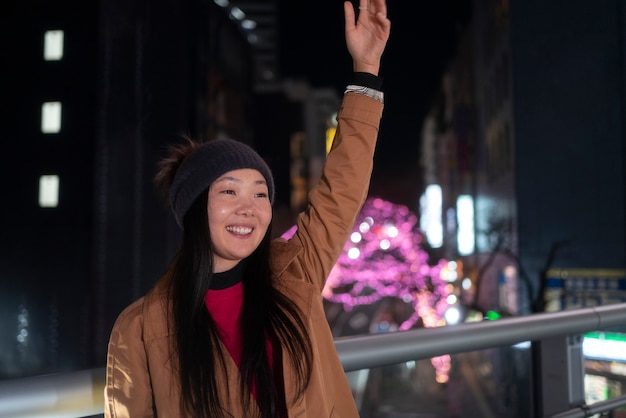 Cappello da portare della ragazza di smiley del colpo medio all'aperto