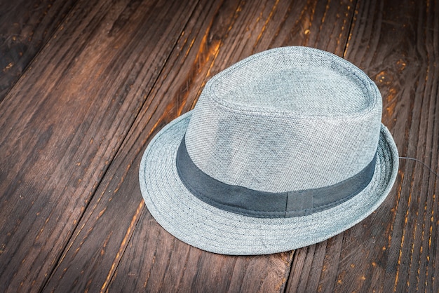 Cappello da spiaggia su fondo in legno