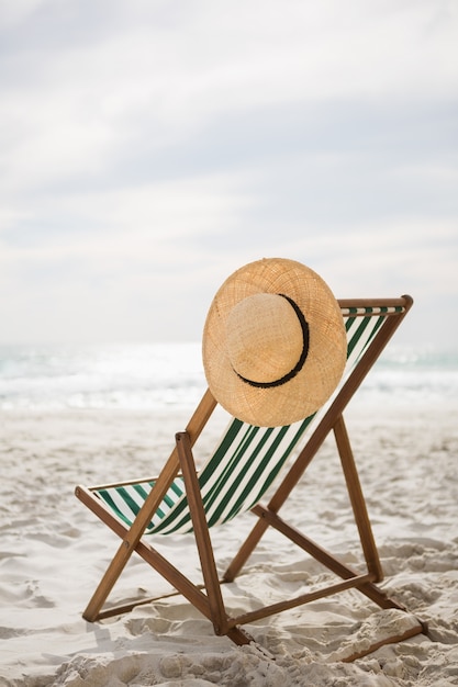 Cappello di paglia continuava a spiaggia sedia vuota
