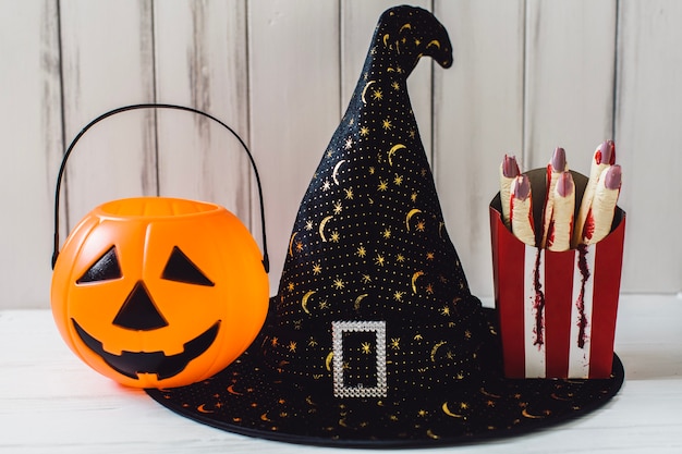 Cappello di strega con lanterna jack-o-lanterna e dita strappate