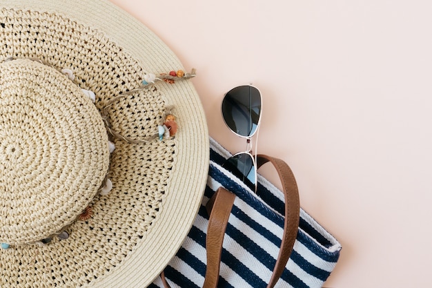 Cappello e borsa per andare in spiaggia