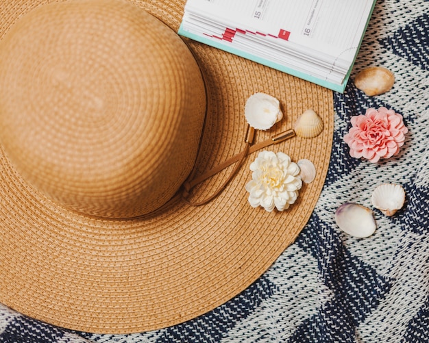 Cappello e elementi decorativi della spiaggia