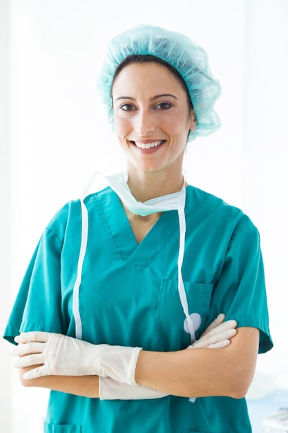 Cappello e maschera d&#39;uso femminili sicuri del lavoratore medico che guardano alla macchina fotografica.