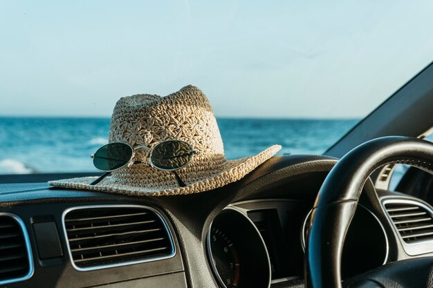 Cappello e occhiali da sole a bordo dell'auto