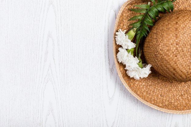 Cappello estivo con fiori e copia spazio