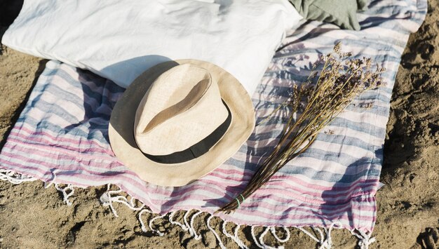 Cappello Fedora e lavanda secca