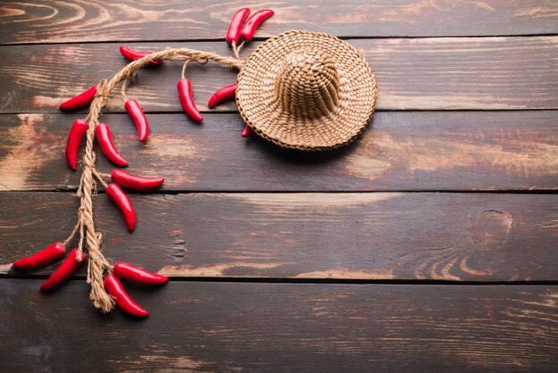 Cappello ornamentale e peperoncino