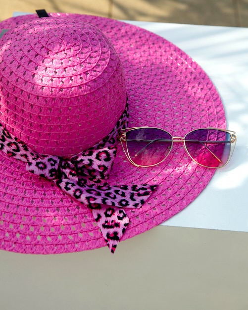 Cappello rosa e occhiali da sole