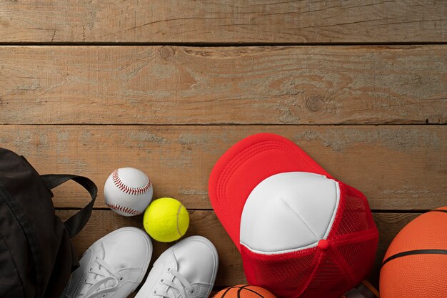 Cappello trucker con baseball e pallina da tennis