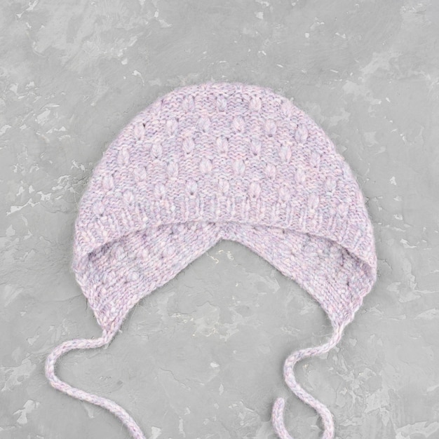 Cappello viola all'uncinetto su sfondo di ardesia