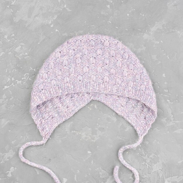 Cappello viola all'uncinetto su sfondo di ardesia