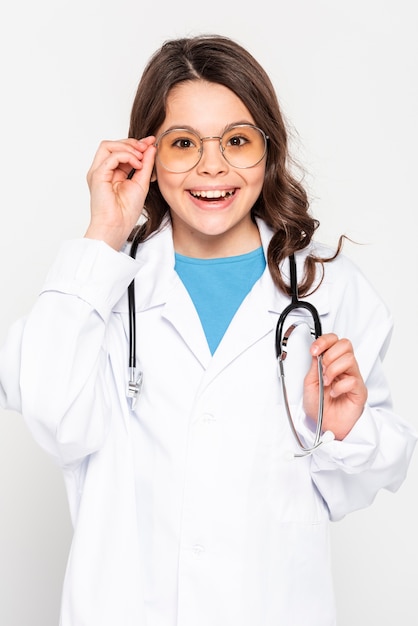 Cappotto da portare del medico della ragazza di vista frontale