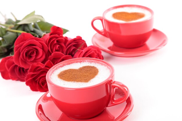 Cappuccino con il mazzo di rose