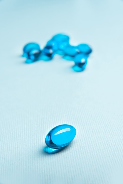 Capsule vitaminiche blu e bianche