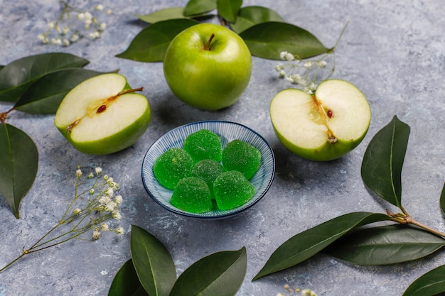 Caramella di marmellata verde mela in zucchero. Dessert salutare per buongustai.