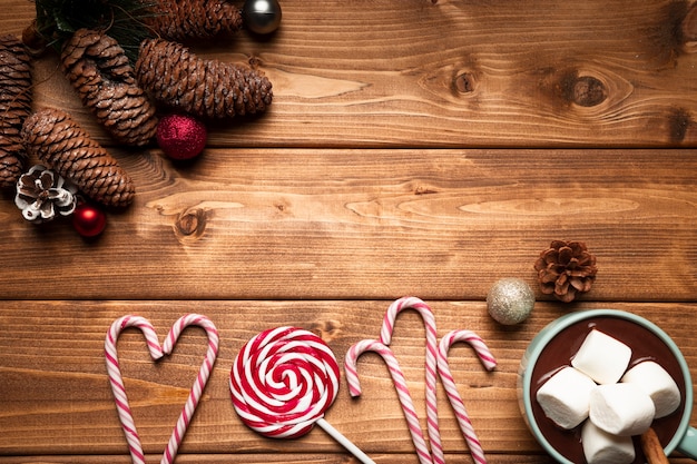 Caramella di natale di vista superiore con fondo di legno