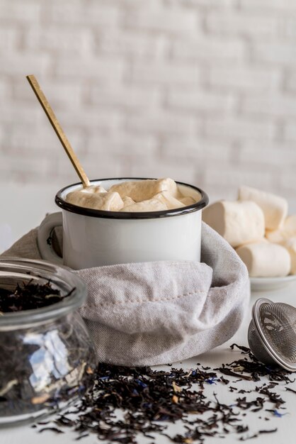 Caramella gommosa e molle in tazza di tè