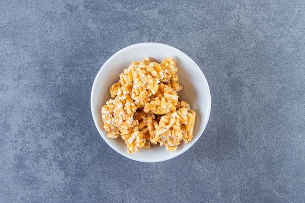 Caramelle al caramello in una ciotola sulla superficie di marmo