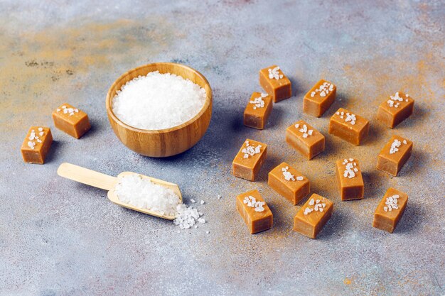 Caramelle al caramello salate saporite del fondente con sale marino, vista superiore