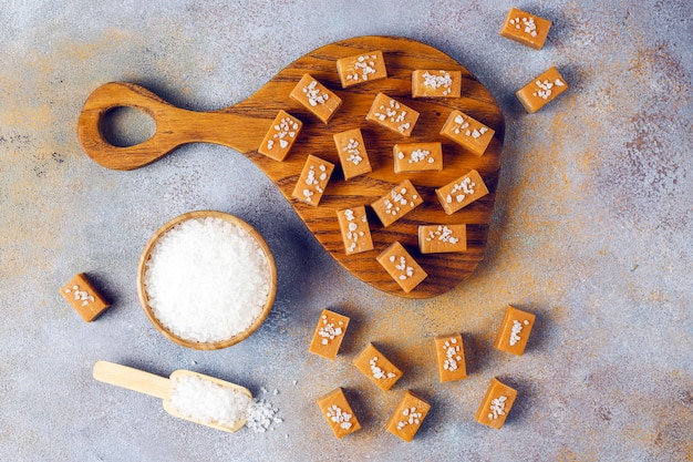 Caramelle al caramello salate saporite del fondente con sale marino, vista superiore