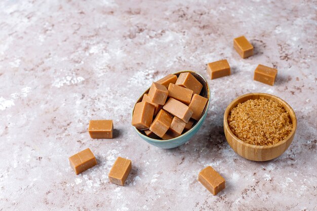 Caramelle al caramello salate saporite del fondente con sale marino, vista superiore