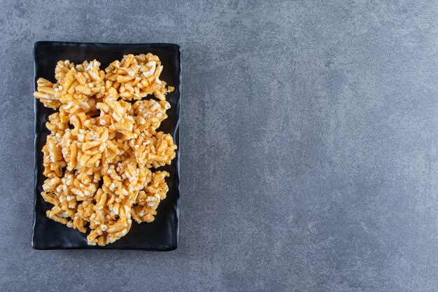 Caramelle al caramello su un piatto sulla superficie di marmo