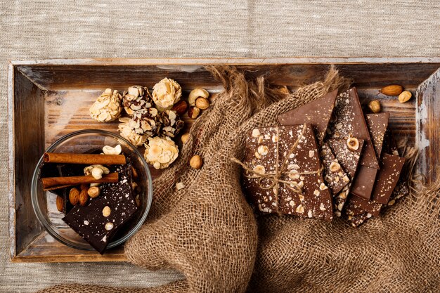 Caramelle al cioccolato cannella e noci su tela di sacco