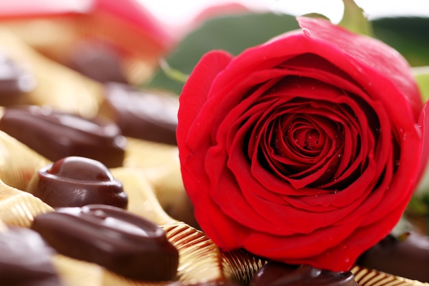 Caramelle al cioccolato e rose rosse