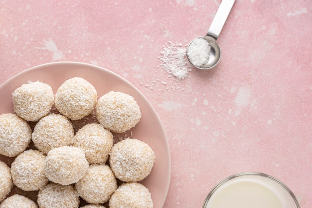 Caramelle al cocco deliziose piatte