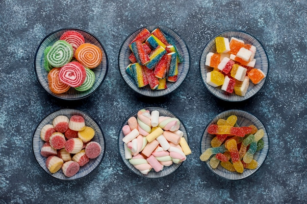 Caramelle colorate, gelatina e marmellata, vista dall'alto