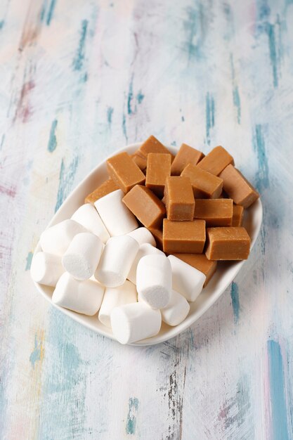 Caramelle colorate, gelatine e marmellate, dolci malsani.