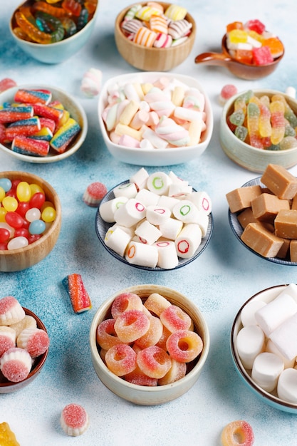 Caramelle colorate, gelatine e marmellate, dolci malsani.