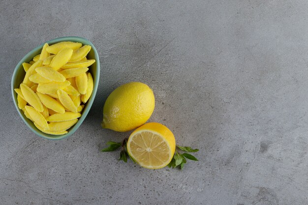 Caramelle da masticare a forma di banana con limone fresco e foglie di menta