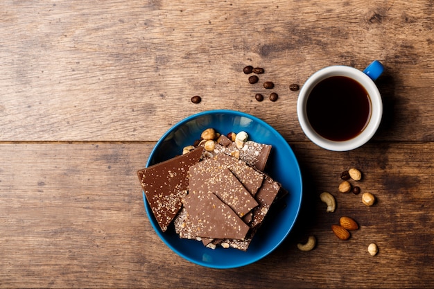 Caramelle di cioccolato caffè e noci su legno