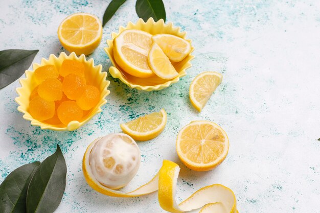 Caramelle di gelatina di limone con limoni freschi, vista dall'alto