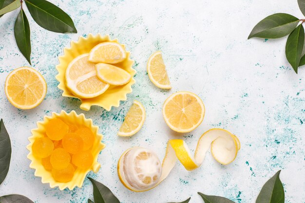 Caramelle di gelatina di limone con limoni freschi, vista dall'alto