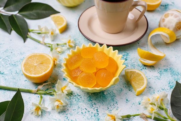 Caramelle di gelatina di limone con limoni freschi, vista dall'alto