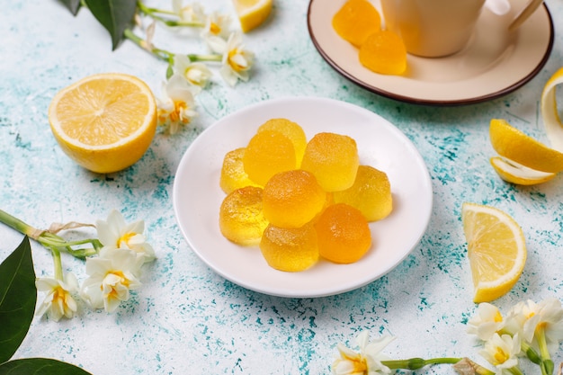 Caramelle di gelatina di limone con limoni freschi, vista dall'alto